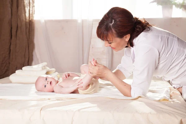 Masaj yaparken küçük çocuk bebek doktoru