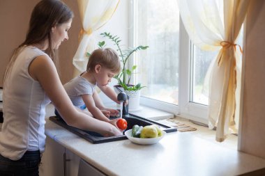 mutfak anne oğul meyve ve sebze yıkama