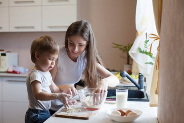 Anne ve oğul un pasta hazırlamak