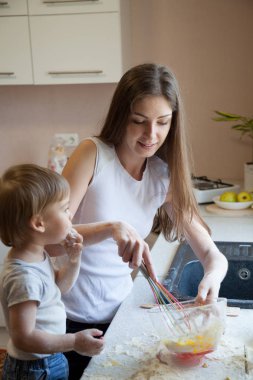 Anne ve oğlunun mutfakta pasta hazırlamak