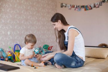 Anne ve küçük çocuk odasında oyuncaklarla oynamak