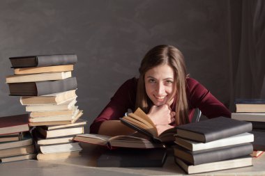 Kız okuma kitabı kütüphanede sınava hazırlar