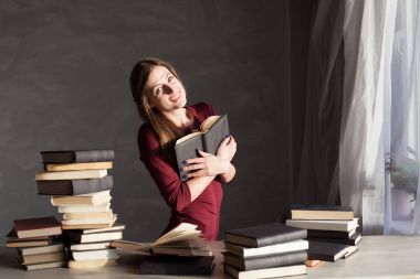Kız bir sürü evde kitap okur