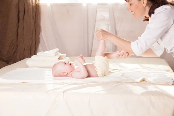 Masaj el ve ayakları ve arka küçük çocuk bebek doktoru — Stok fotoğraf