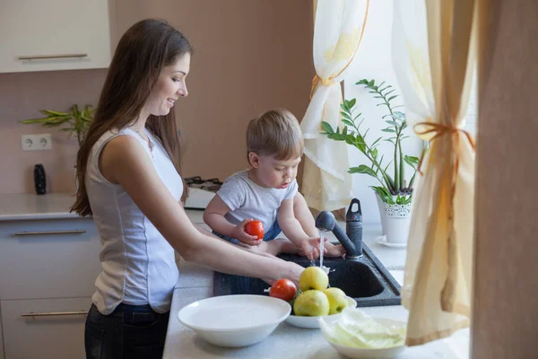 mutfak anne oğul meyve ve sebze yıkama