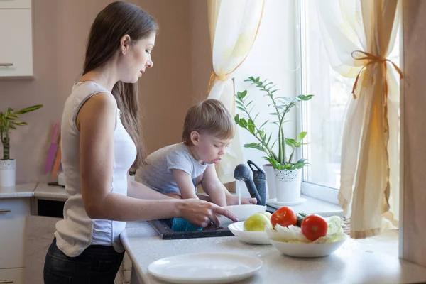 Anne mutfakta sebze temizler