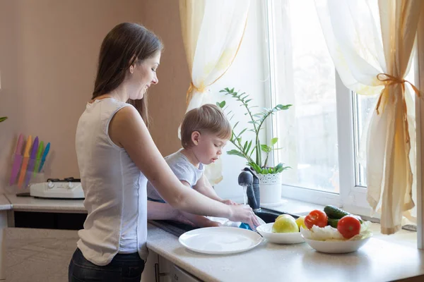 Küche Mutter Sohn waschen Obst und Gemüse — Stockfoto