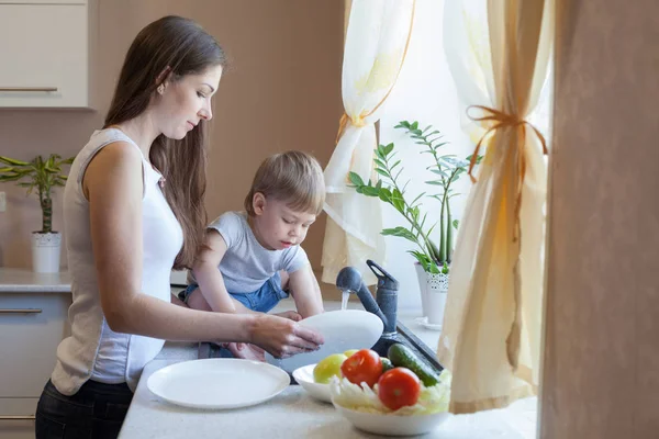 küçük çocuk anne mutfakta yardımcı oluyor