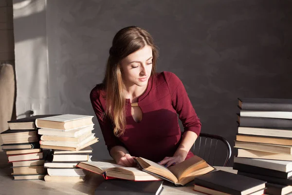 Девушка, читающая книгу в библиотеке готовится к экзамену — стоковое фото