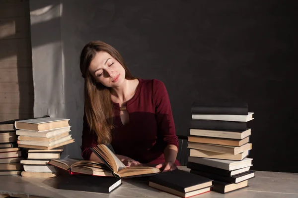 Livro de leitura menina se prepara para o exame na biblioteca — Fotografia de Stock