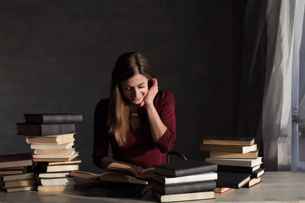 Livro de leitura menina se prepara para o exame na biblioteca — Fotografia de Stock