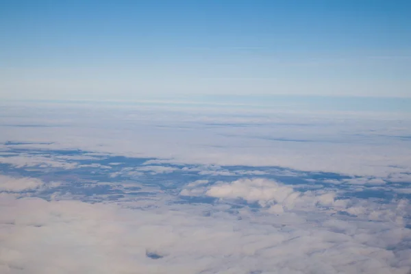 Nubes al atardecer desde el plano en el cielo paisaje — Foto de Stock