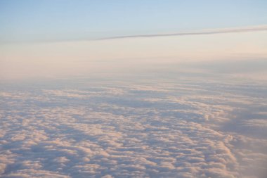 günbatımı manzara, bulutların üzerinde uçan bir uçak üzerinden