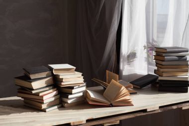 evde kütüphanede masada birçok kitaplardır