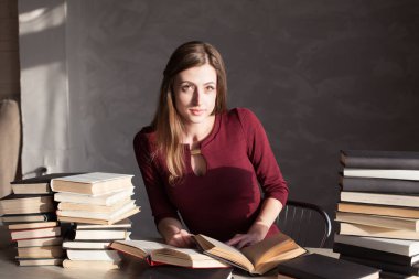 gönüllülük a kitap kütüphanede kız sınava hazırlanıyor