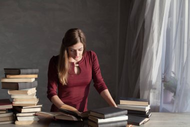 Kız bir sürü evde kitap okur