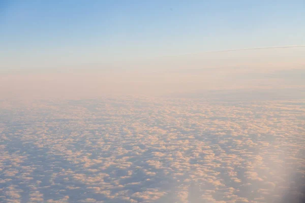 Nubes al atardecer desde el plano en el cielo paisaje —  Fotos de Stock