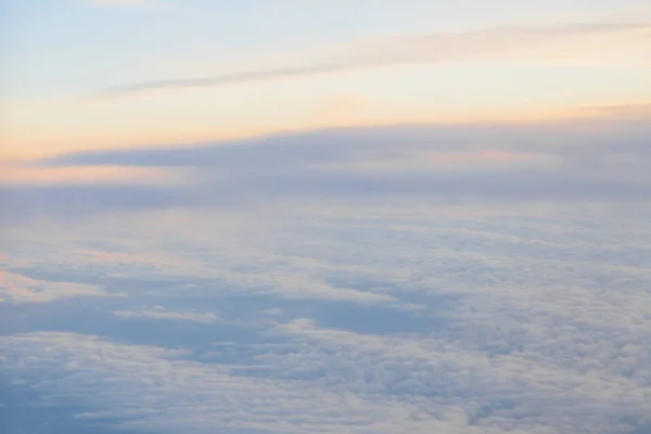 Літати над хмарами на заході сонця з літака — стокове фото