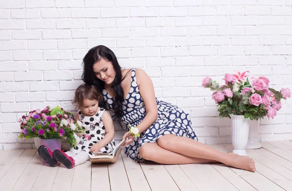 anne ve kızı kitap çiçekler aile okuyun