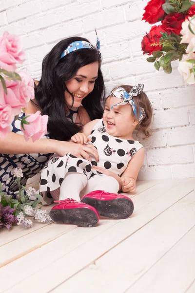 anne ve kızı kitap çiçekler aile okuyun