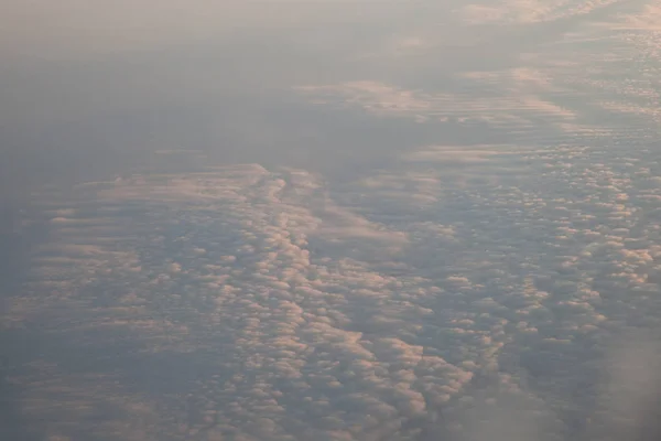 하늘에 비행기에서 일몰에 구름 — 스톡 사진