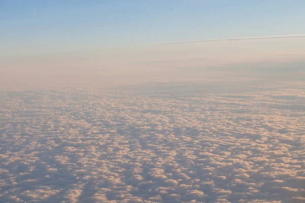 Nubes al atardecer desde el plano en el cielo paisaje —  Fotos de Stock