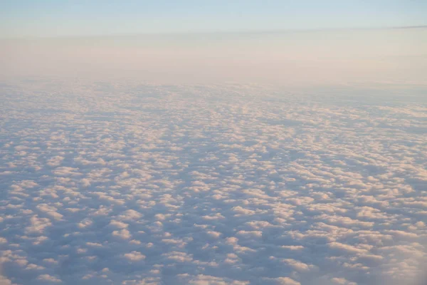 Літати над хмарами на заході сонця з літака — стокове фото