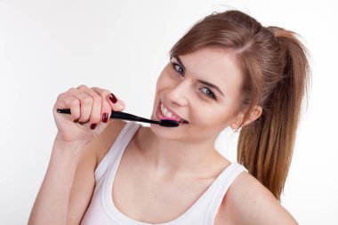 güzel kız banyoda diş gülümsemesi fırçalama