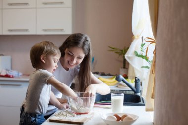 Anne ve oğul un pasta hazırlamak