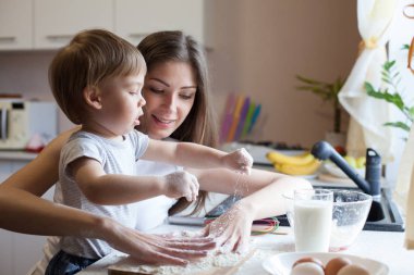 Anne ve oğul un pasta hazırlamak