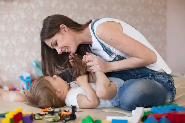 aşk öpücük gülüyor ile küçük bir çocuk ile anne çalış