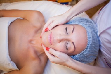 yüz masajı kız spa yapıyor Doktor güzellik uzmanı