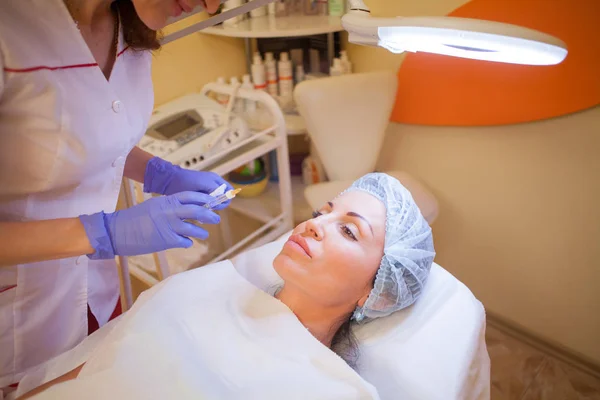 Medico estetista aumenta labbro paziente una siringa per iniezione — Foto Stock