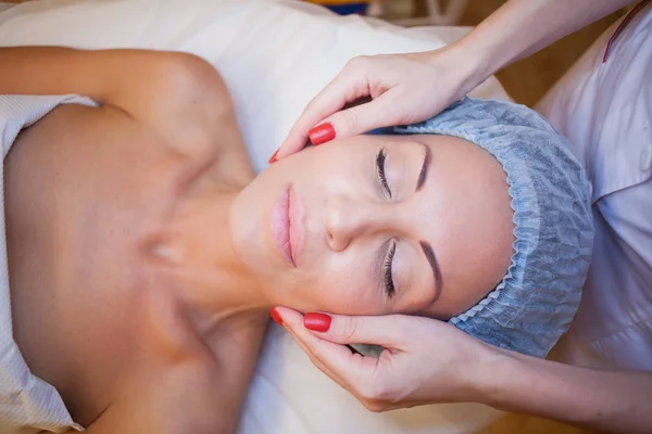 yüz masajı kız spa yapıyor Doktor güzellik uzmanı