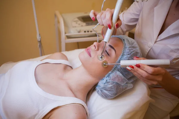 Procedimentos de cosmetologia na face — Fotografia de Stock