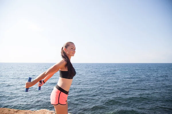 Meisje sport fitness op het strand aan zee — Stockfoto