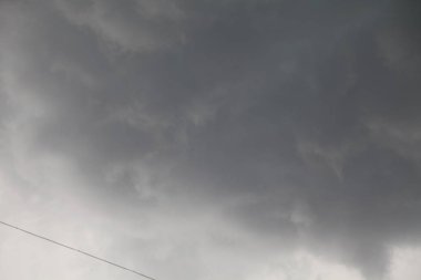 koyu gri bulutlar yağmur önce