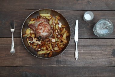 bir tablo üzerinde et ve patates tava ile akşam yemeği kızarmış