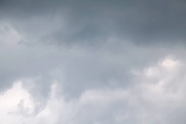 Dunkelgraue Wolken vor dem Regen — Stockfoto