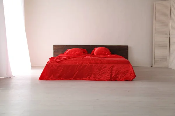 El Interior de la habitación blanca con la cama con rojo —  Fotos de Stock