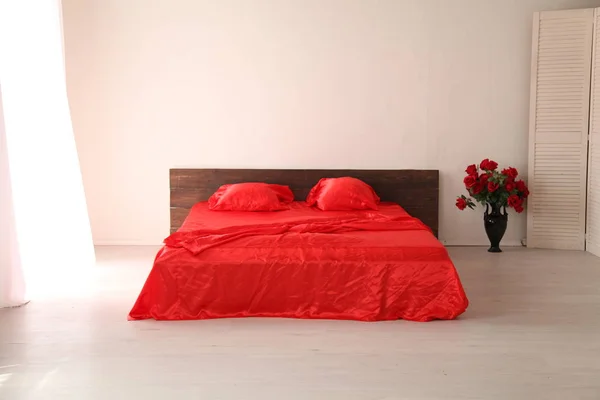 Das Innere des weißen Zimmers mit einem Bett mit roten — Stockfoto
