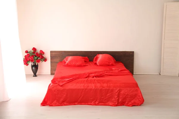 El Interior de la habitación blanca con la cama con rojo — Foto de Stock