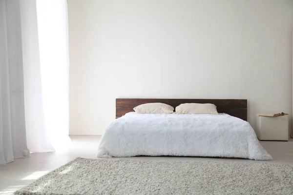 Dormitorio blanco interiores luminosos con cama — Foto de Stock