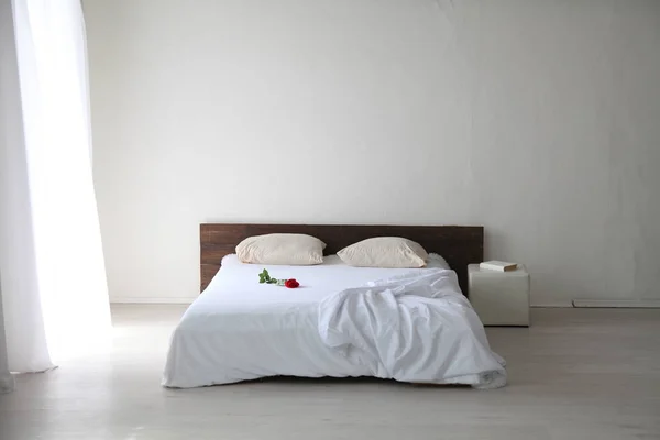 Dormitorio blanco interiores luminosos con cama — Foto de Stock