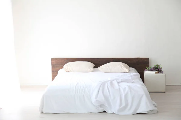 Біла спальня яскраві інтер'єри з ліжком — стокове фото