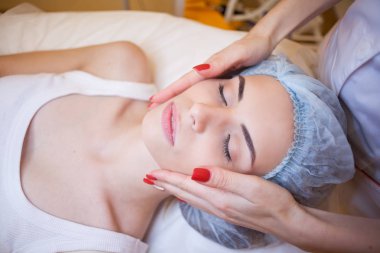 yüz masajı kız spa yapıyor Doktor güzellik uzmanı