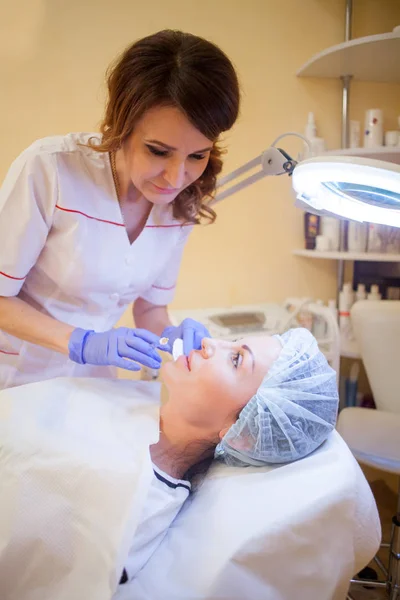 Medico cosmetologo fa siringa per iniezione sul viso — Foto Stock