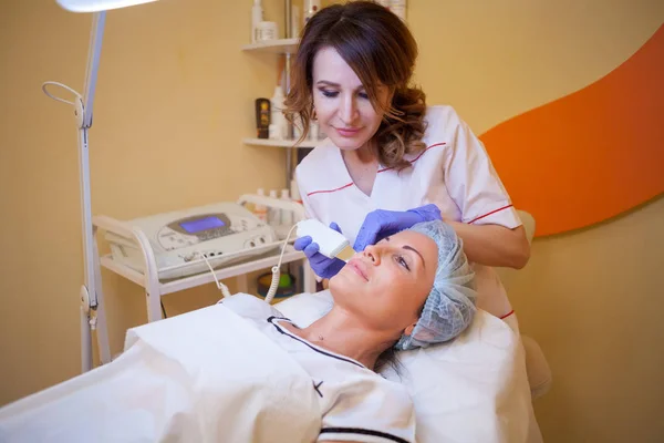 Procedure cosmetologiche sul viso brillano Spa — Foto Stock