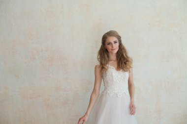 güzel gelin düğün saç ve elbise poz