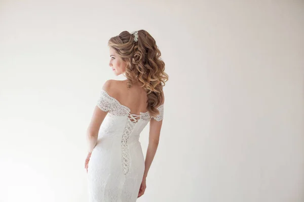 Bela noiva posando casamento penteado e vestido — Fotografia de Stock